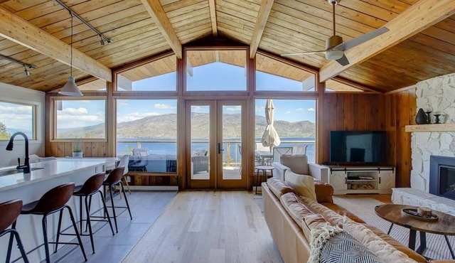 Tranquil lake view retreat in the Okanagan. Hot tub and Pet-Friendly!