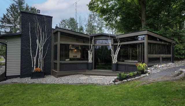 Tranquil/Private King Suite, Cozy, Riverfront w/hot tub,fireplace,firepit,trail.