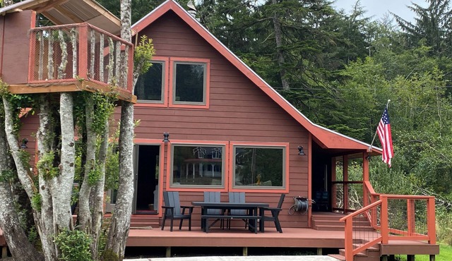 Treehouse and Gazebo with Fireplace close to the Beach in Nehalem
