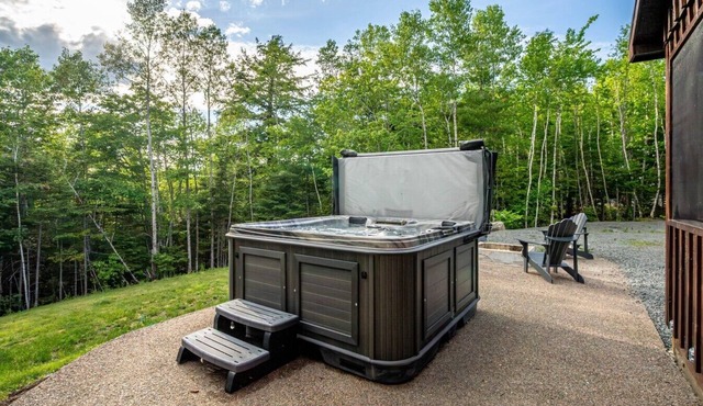 Treeside Retreat with Hot tub