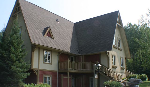 Tremblant, ski in/out, 4 bedroom, sleeps 8, big pool, 2 decks + fire pit + pond