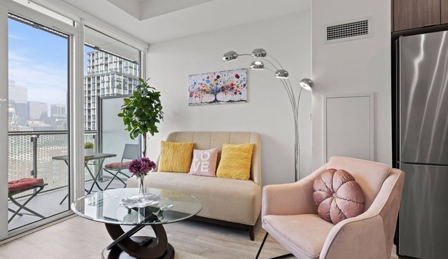 Trendy Resorts-Style Condo + Pool + Gym + Parking!