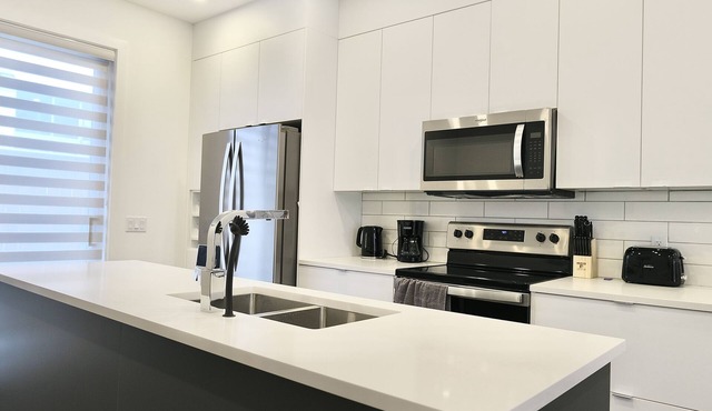 TRENDY TOWNHOUSE IN THE HEART OF CALGARY! DISCOUNTED MONTHLY RATES.