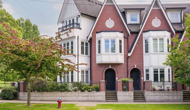 Triple Tiered Townhouse-1800 sq ft Corner Brownstone by Beacon Hill Park & Royal Museum