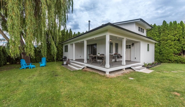 Trout Creek Charmer Steps to Okanagan Lake, Tennis Courts & Winery