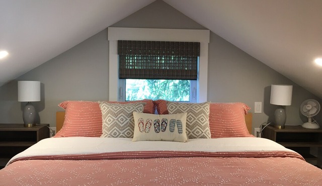 'Tucked Inn' Honeymoon Bay Lakefront Cottage