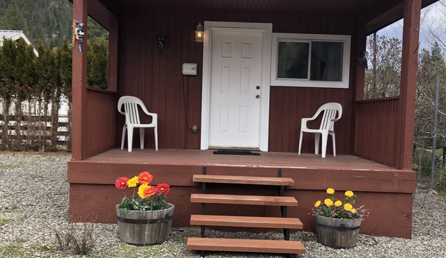Tulameen Cozy Bunk house Cabin Perfect for Two people, with Kitchenette, & BBQ