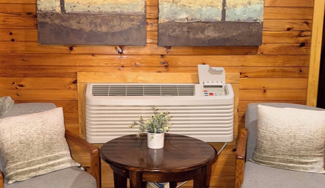 TURNING LEAF Cozy Cabin in the RRG Couples Retreat in Pine Ridge
