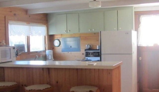 Two Bedroom Cottage With Open Concept Leading To Large Patio And Screened Porch. in Morell