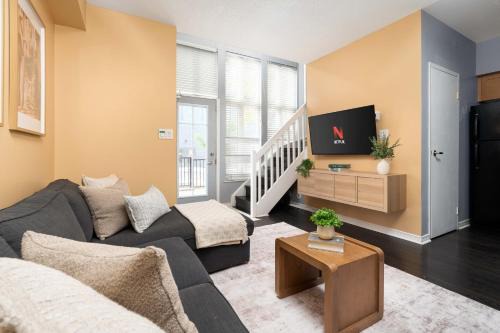 Two Story Loft w 2 beds close to Lakeshore