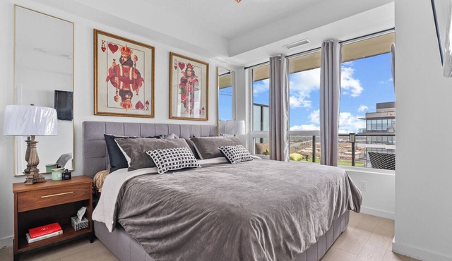 Ultimate KING & QUEEN,PrivateBalcony, FreeParking, WIFI, Safe, Stylish