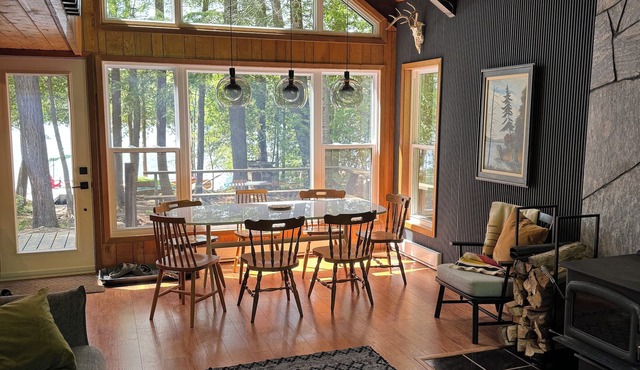 Unique cozy lodge with direct access to the lake, great for family or friends