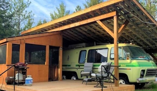 Unique Glamping RV on 100 acres 1 hr from Toronto