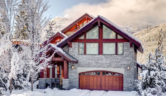 Unique Luxury Home, Just 5 Min from Whistler Village & Ski Lifts