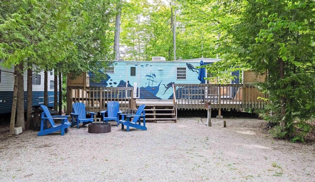 Unique "Shipwreck" Glamping RV I Near Grotto