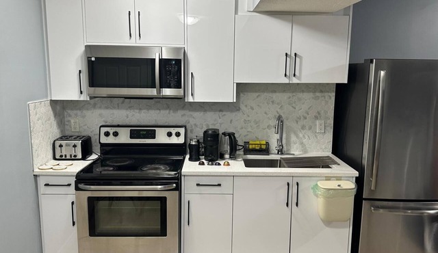 Unwind in Konga Suite-an upscale,modern 1 bedroom walk out with private access