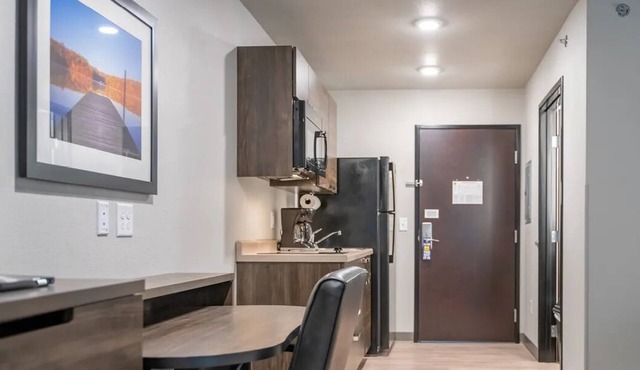 Unwind in Modern 4-Room Suites w/Bath & Walk-In Shower in Chelan County