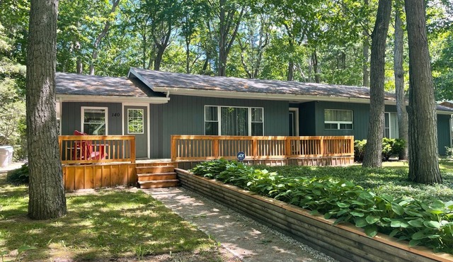 Updated Cottage in Southcott Pines, Grand Bend. Steps to Sun Beach