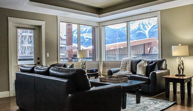 Upgraded Cozy 3 Bdrm Corner Suite, Great Mountain Views, Resort and Spa
