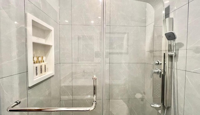 Upgraded Ensuite Rooms 7-min to Subway Near Downsview Rogers Stadium