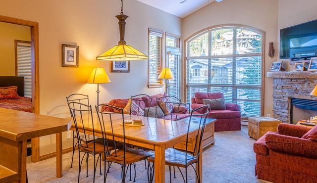 Upper floor 2 bedroom condo with easy access to ski trails