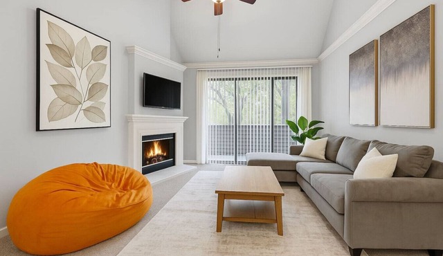 Upscale Boho Retreat, 2BR + Balcony and Garage in Dallas