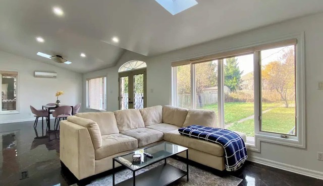 Upscale & Bright 6 Bedroom 2.5 Bathroom House