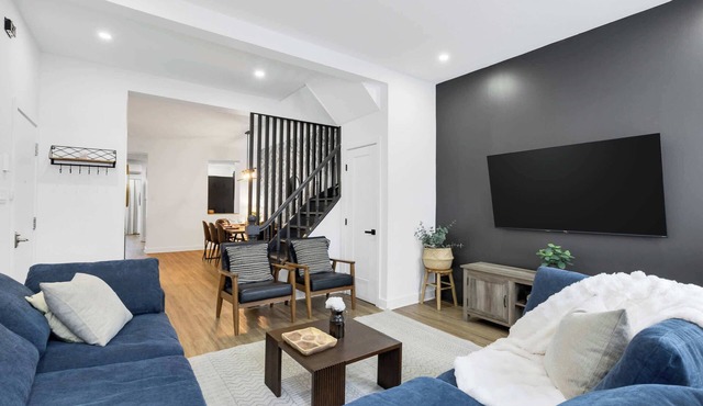 Upscale Four-Bedroom Urban Retreat | Two Levels |Saint-Laurent Corridor