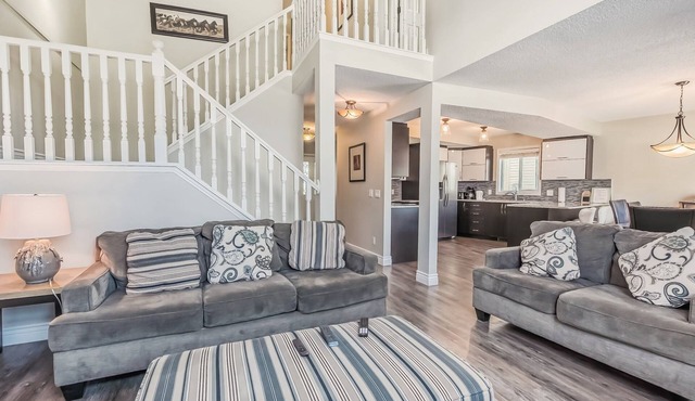 V.COZY, AC HOME, QUIET, MINS TO DT & A/PT, SHOPS, 6 BEDS, 4 BATHS, SLEEPS 10