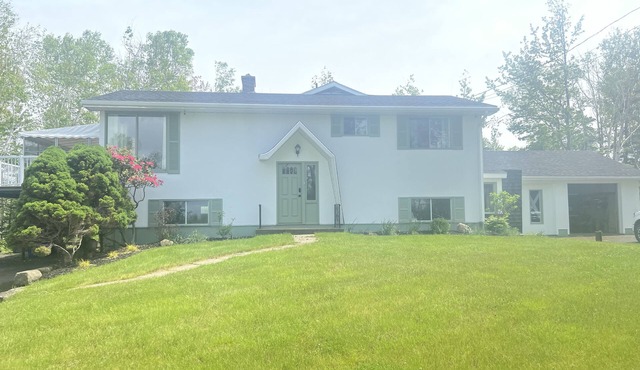 Very private home on three acres, 5 minute walk to beautiful sandy beach.