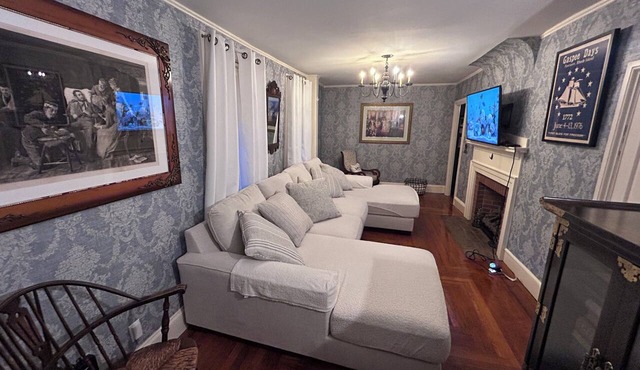 Vibrant historical home with tree-lined streets and steps to shops, cafes, parks in Warwick