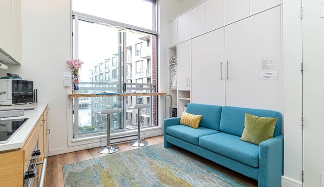Vibrant Modern Living with Waterview Breakfast Bar
