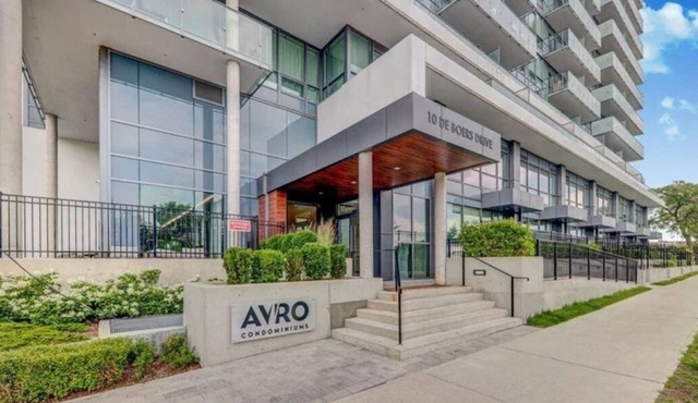 Vibrant Toronto Retreat: Gym, BBQ & Rooftop Views