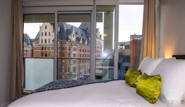 Victoria Classic Suite 2 BD/2BA+Den