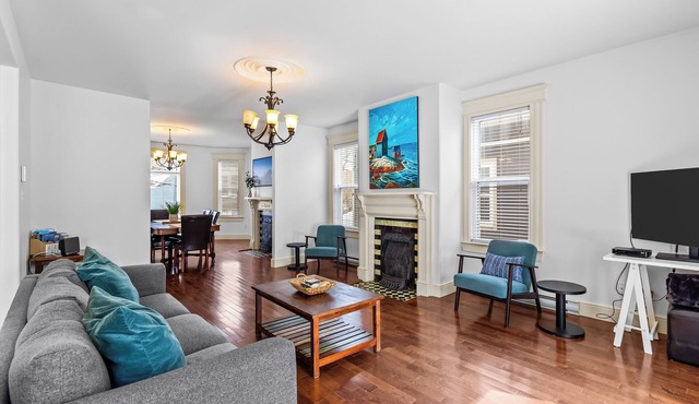 Victorian 4BR 2.5BA 2Parking Near Parks & DT