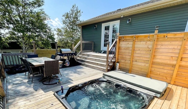 Villa on the Rock - Hot Tub, Arcade, Fire Pit, Large Deck with Patio Furniture