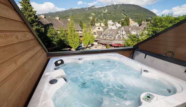 Village Centre Loft- Private Hot Tub/Ski Mtn VIEW!