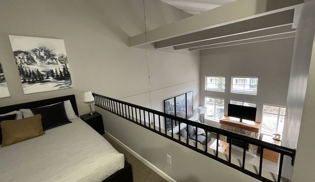 VILLAGE LOFT CONDO - POOL & HOT TUB - 2 PARKING SPOTS!