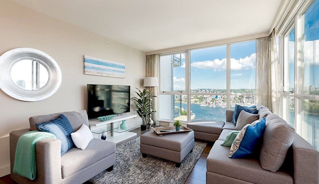 W1 - 2 Bedroom Waterfront Condo with Vast City and Water Views