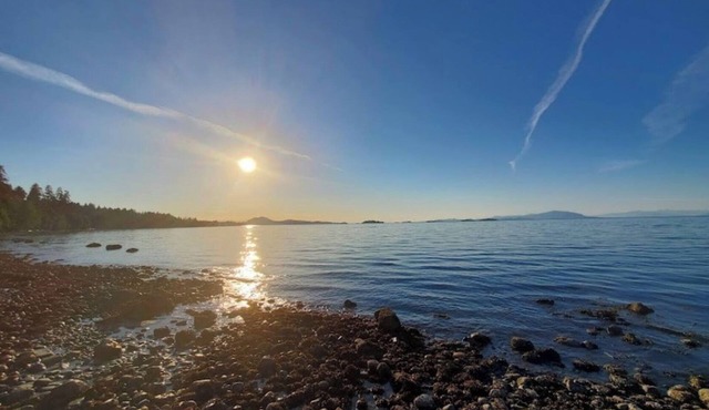 Walk to beach, shopping. Private room with bathroom, close to shopping, hiking