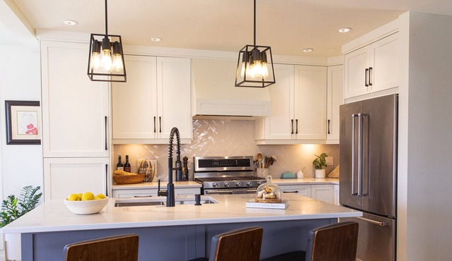 Walk to beach, winery, farm markets... Modern executive house w/yard