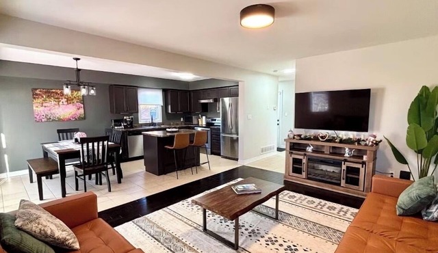 Walk to Convention Centre, Restaurants, Falls! 3BR