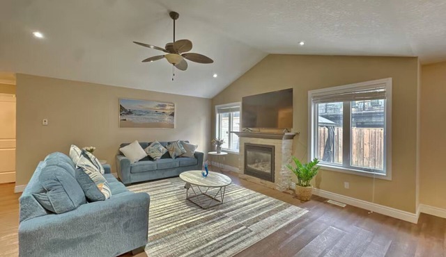 Walk to Grand Bend Main Beach | Sleeps 8 | Family Friendly | Heart of Grand Bend