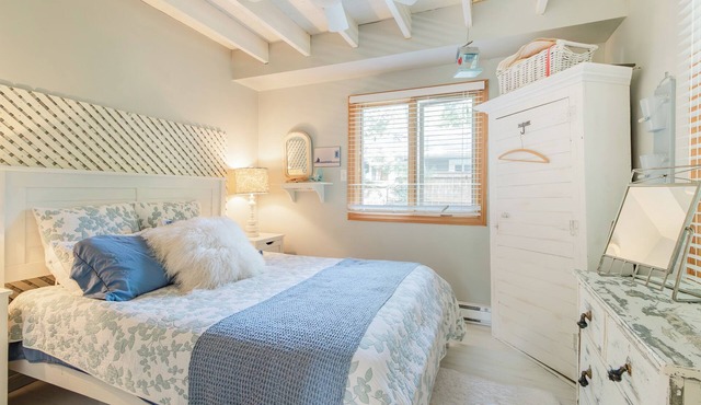 Walk to white sand private beach of Oakwood Park - 4 bed cottage steps to lake.