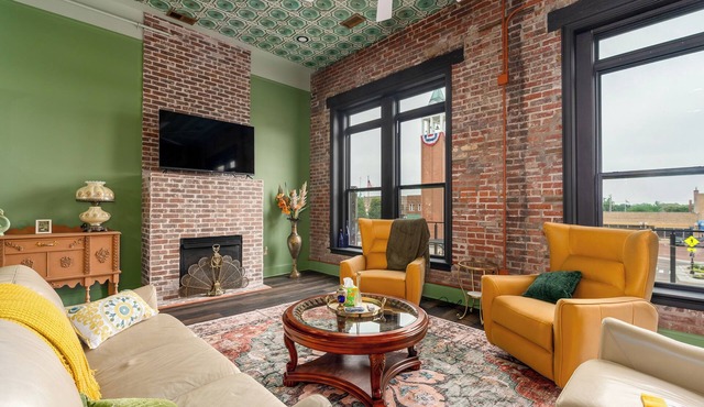 Walkable Downtown Marion Luxury Suite in Marion