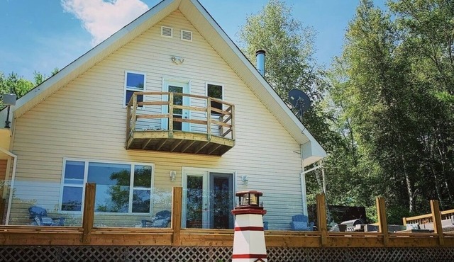 Washademoak Lake House- hot tub, private beach & family-friendly vacation home
