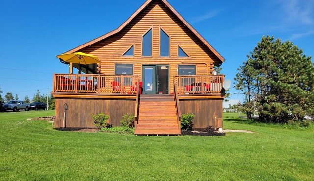 Water Front Log Cottage With Access To Outdoor Community Pool in Kensington