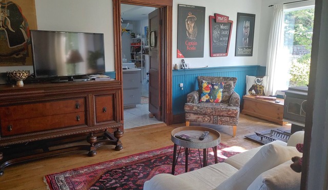 Water view , Queen bedroom and ensuite, with free breakfast. Shared facilities.