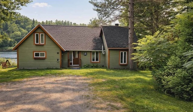 Waterfront Cabin with private Hot Tub - Mauricie, Quebec