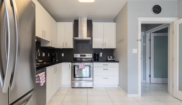 Waterfront 2 Bedroom Condo- Close to Ferry
